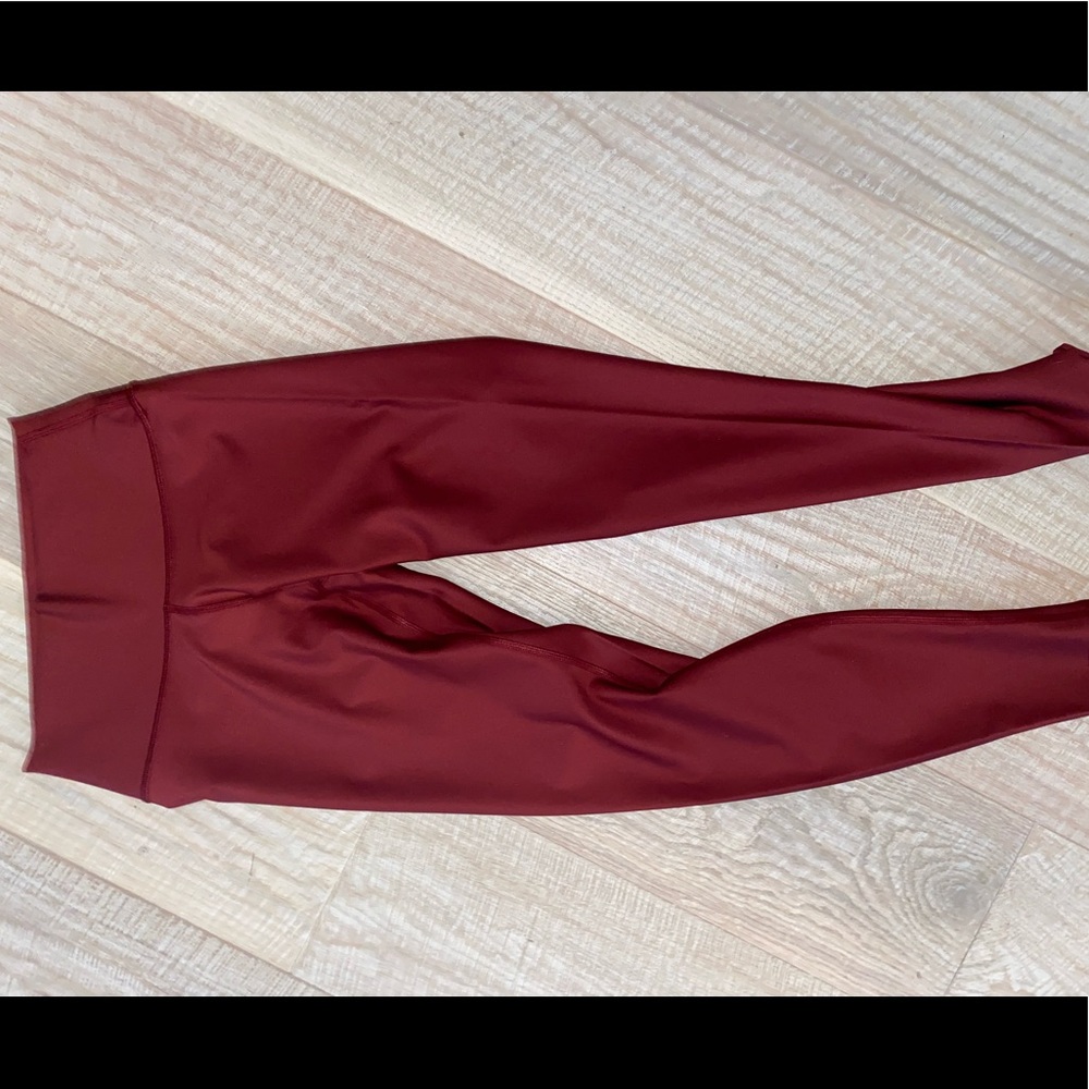 Alo yoga High-Waist Airlift Legging in color cranberry